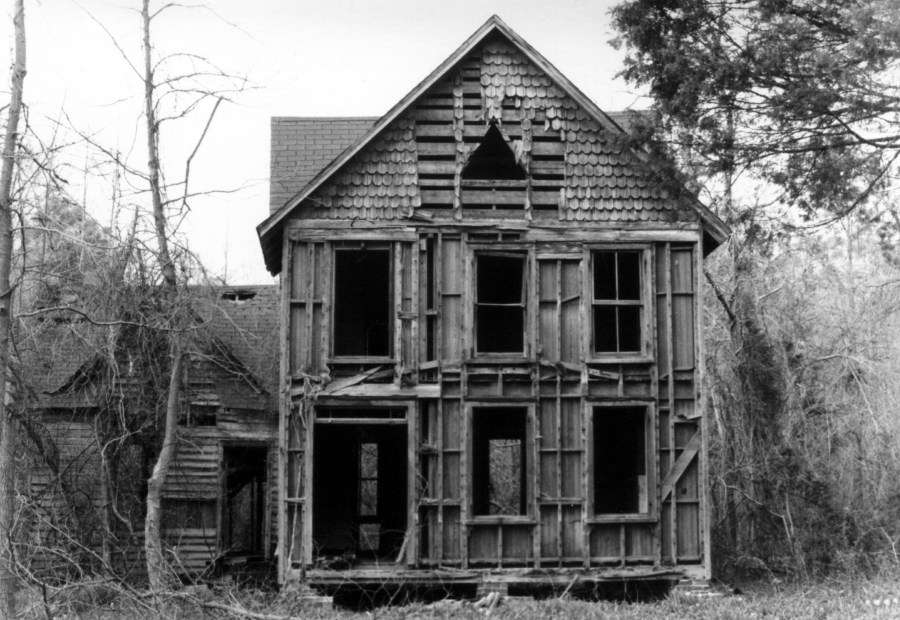 "Abandoned house in White Marsh, Virginia" by Toby Alter - Abandoned House, 1983. Licensed under CC BY 2.0 via Wikimedia Commons - http://commons.wikimedia.org/wiki/File:Abandoned_house_in_White_Marsh,_Virginia.jpg#mediaviewer/File:Abandoned_house_in_White_Marsh,_Virginia.jpg